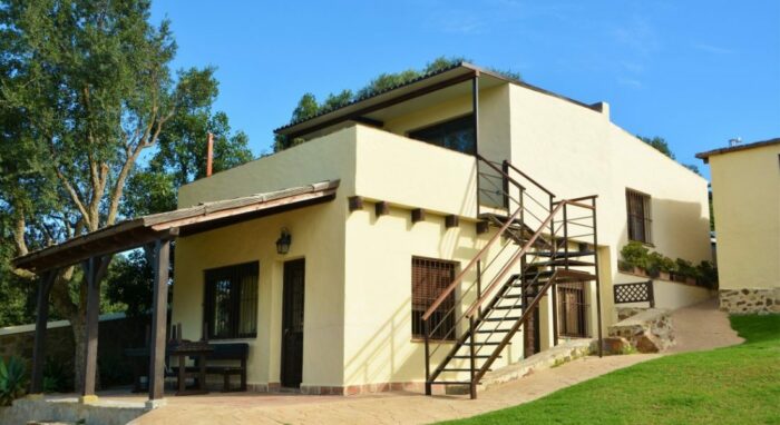 Casa de invitados en el Chalet La Ahumada con diseño de dos plantas, terraza y un entorno tranquilo rodeado de naturaleza.