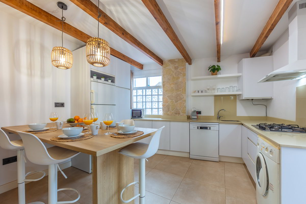 cocina comedor vigas madera apartamento gaviotas 9a