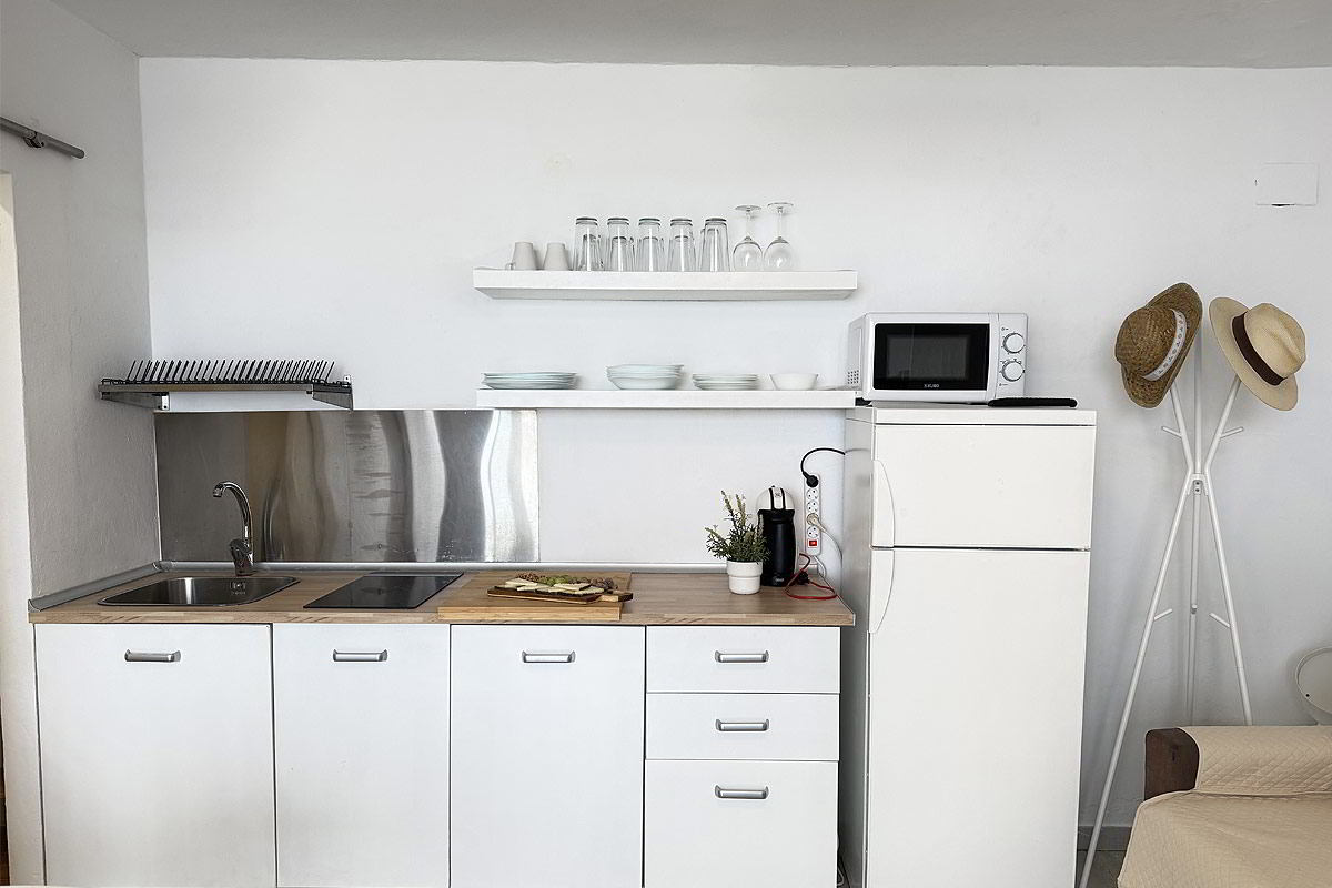 Cocina lineal equipada del apartamento Infinity con electrodomésticos y menaje en Tarifa.