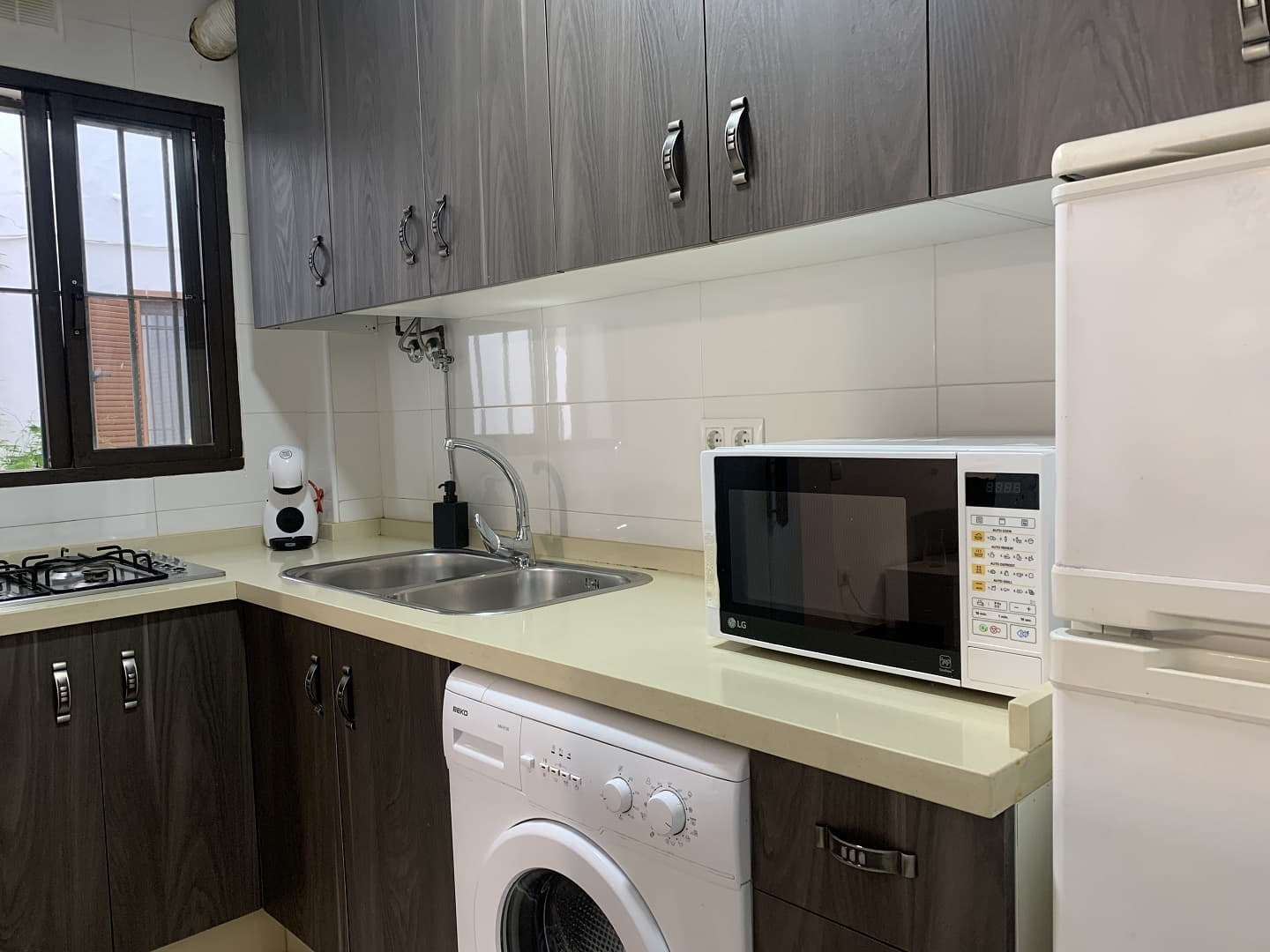cocina moderna muebles oscuros las canas b3