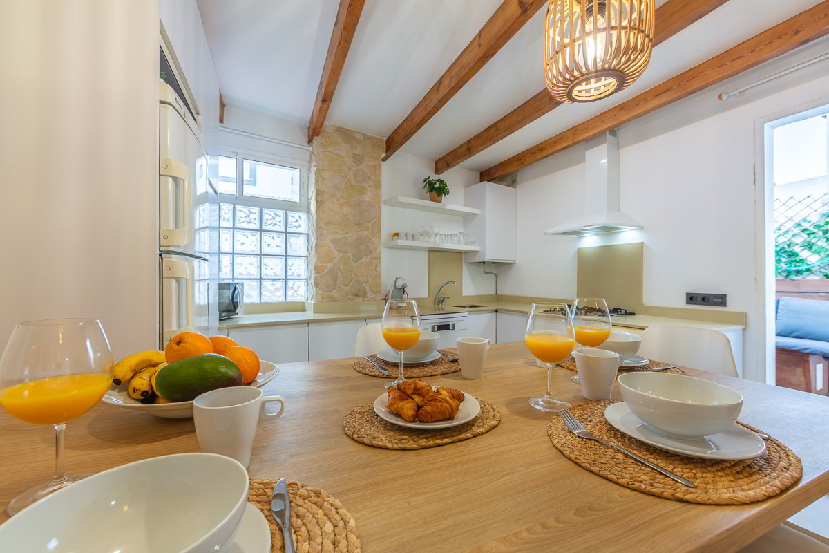 desayuno cocina abierta vigas apartamento gaviotas 9a