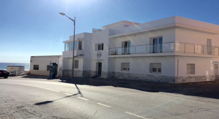 Fachada del Edificio Senses con diseño moderno y ubicación cercana al mar en Tarifa.
