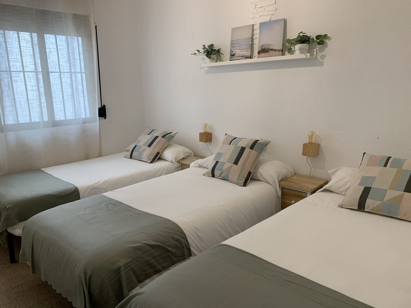 habitacion tres camas individuales moderna las canas b3