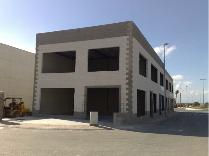 Edificio en obra de locales comerciales en una zona urbanizada de Tarifa, listo para personalizar.