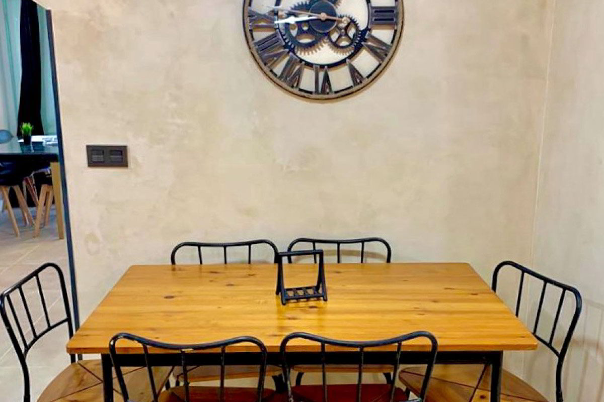 Encantador comedor con mesa de madera y decoración elegante, ideal para comidas familiares.