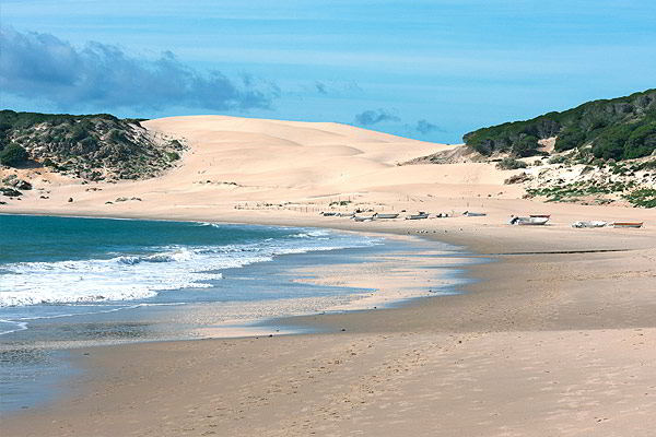 Playa de Bolonia con arena dorada, dunas naturales y mar azul en un entorno virgen.