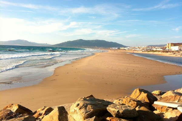 Playa de Los Lances en Tarifa con arena dorada y vistas al mar.
