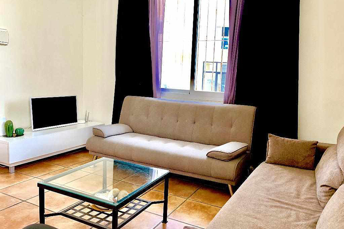 Sala de estar del apartamento Wellness con sofás cómodos y decoración sencilla.
