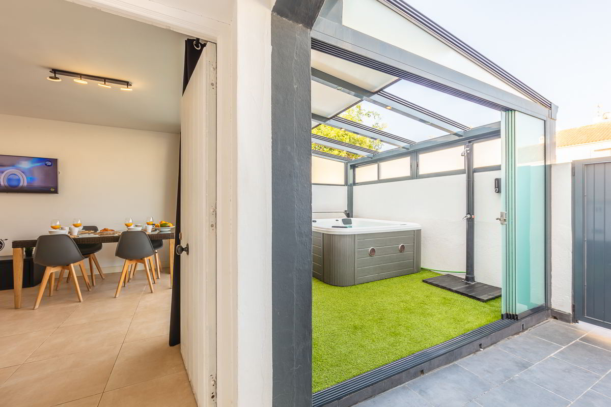 Espacio de descanso con cama doble, iluminación cálida y acceso visual a la zona de comedor del apartamento Las Gaviotas 9B en Tarifa.