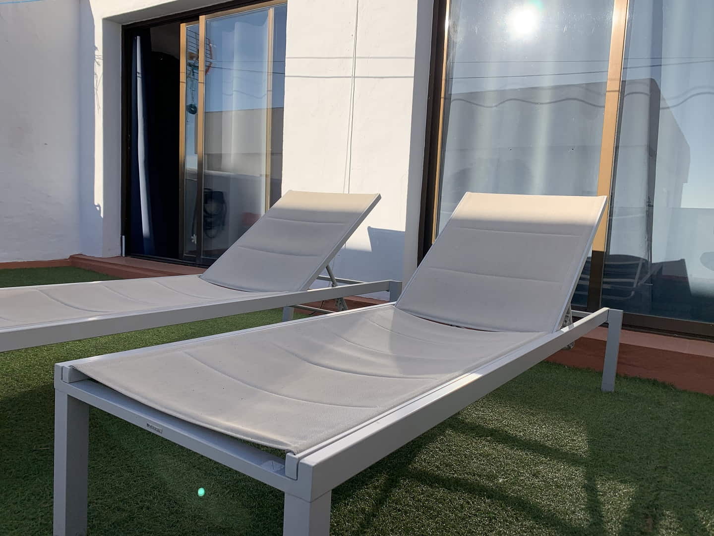 tumbonas blancas terraza cesped artificial las canas b3