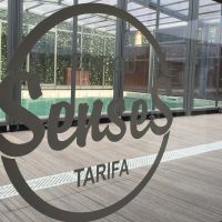 Elegancia distintiva en cada rincón...Logotipo del edificio Senses en la piscina