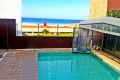 Piscina exterior del edificio Senses con vistas al mar.