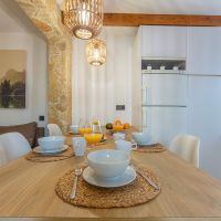 comedor mesa vajilla cocina abierta gaviotas 9a
