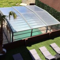 Descansa bajo el sol en un entorno verde, Zona ajardinada con hamacas en el edificio Senses