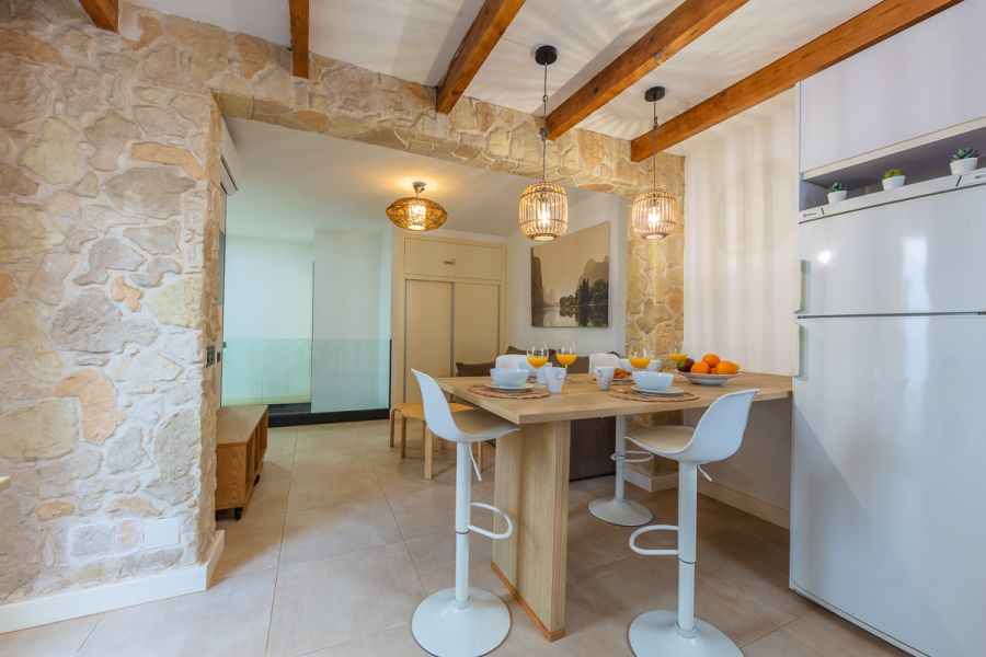 omedor pared piedra vigas apartamento gaviotas 9a
