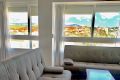 Sala de estar con vistas exteriores a la urbanización y paisaje de Tarifa.