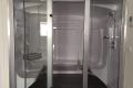 Cabina de hidromasaje y sauna en el gimnasio del Edificio Senses.