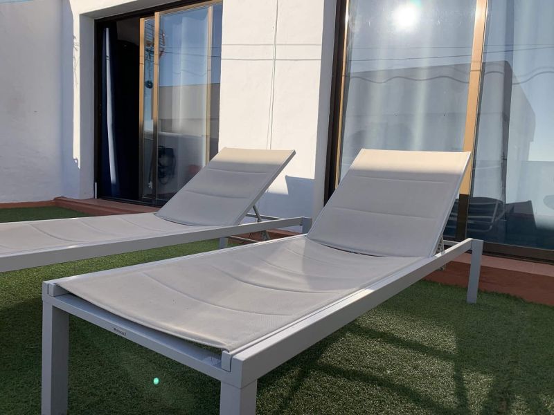tumbonas blancas terraza cesped artificial las canas b3
