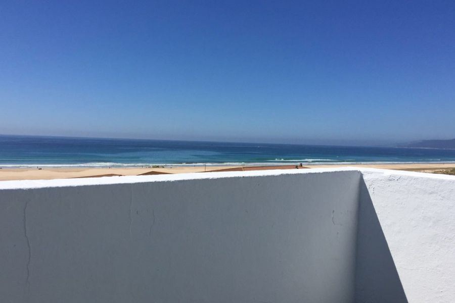 Terraza del Edificio Senses con vistas al mar y la playa de Tarifa.