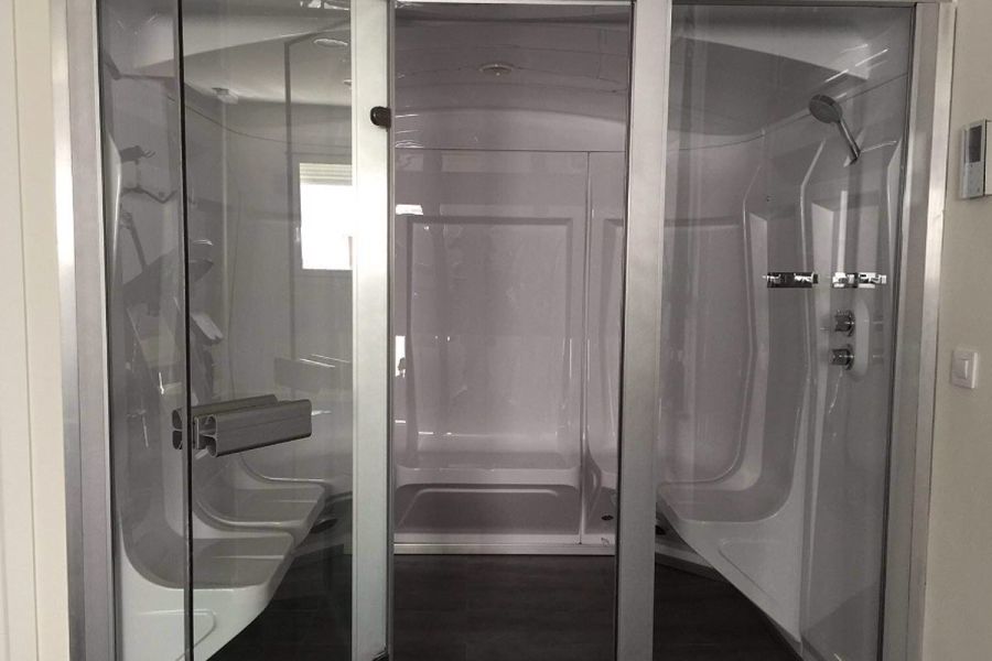 Cabina de hidromasaje y sauna en el gimnasio del Edificio Senses.