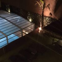 Piscina iluminada del Edificio Senses en un entorno privado y elegante.