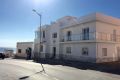Fachada moderna del edificio Senses en Tarifa con vistas al mar.