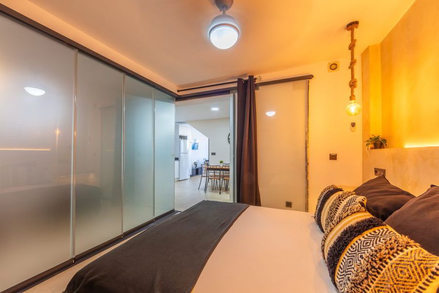 dormitorio matrimonio paneles cristal