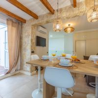comedor pared piedra vigas apartamento gaviotas 9a