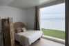Dormitorio con cama doble y vistas al mar desde el apartamento Infinity en Tarifa.