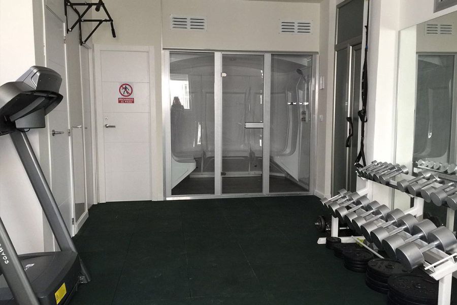 Gimnasio equipado del Edificio Senses con máquinas de cardio y zona de pesas.
