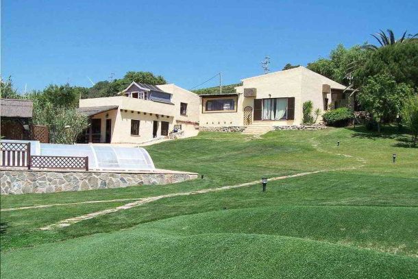 Full view of the La Ahumada chalet, showing the different buildings, the lawn and the heated pool.