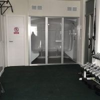 Gimnasio equipado del Edificio Senses con máquinas de cardio y zona de pesas.