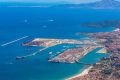 Vista aérea del puerto de Algeciras con contenedores, barcos y el Estrecho de Gibraltar.