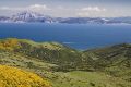 Vista panorámica del Parque Natural del Estrecho con el mar y montañas al fondo.