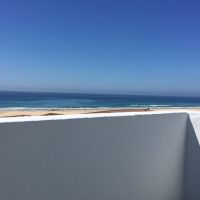 Terraza del Edificio Senses con vistas al mar y la playa de Tarifa.