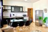 Cocina moderna con comedor amplio en el apartamento Wellness, equipada con electrodomésticos y decoración funcional.