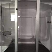 Cabina de hidromasaje y sauna en el gimnasio del Edificio Senses.