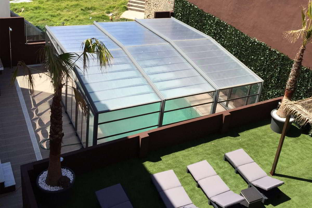 Descansa bajo el sol en un entorno verde, Zona ajardinada con hamacas en el edificio Senses